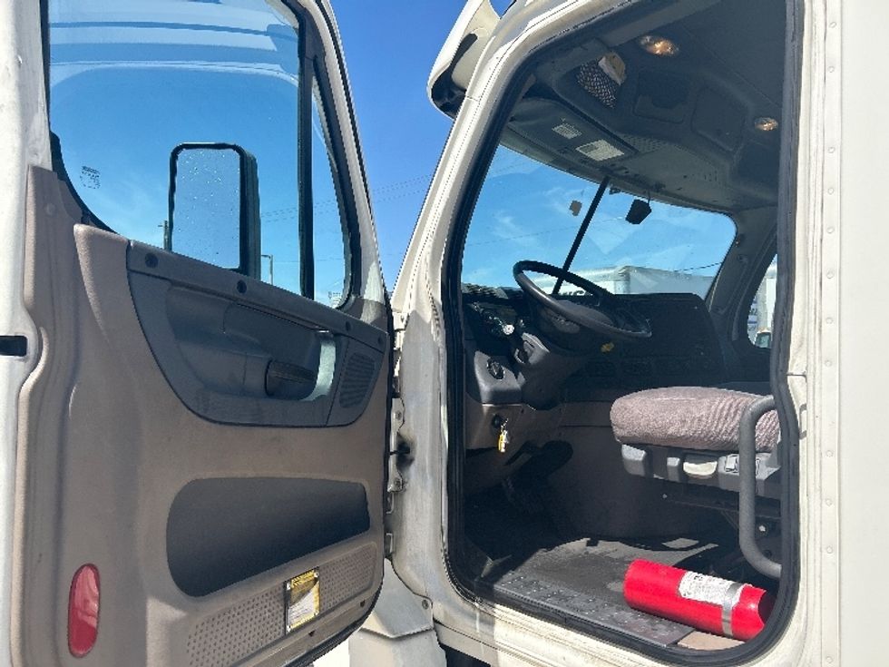 Day Cab Tractor-Heavy Duty Tractors-Freightliner-2019-Cascadia 12542ST-Houston-TX-78,784\n\t\tmiles-$ 36,500 - Image 9