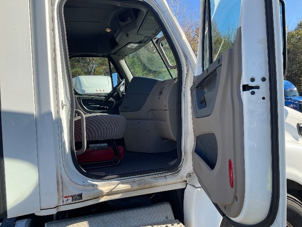 Day Cab Tractor-Heavy Duty Tractors-Freightliner-2019-Cascadia 12542ST-Indian Trail-NC-535,025\n\t\tmiles-$ 34,250 - Image 12