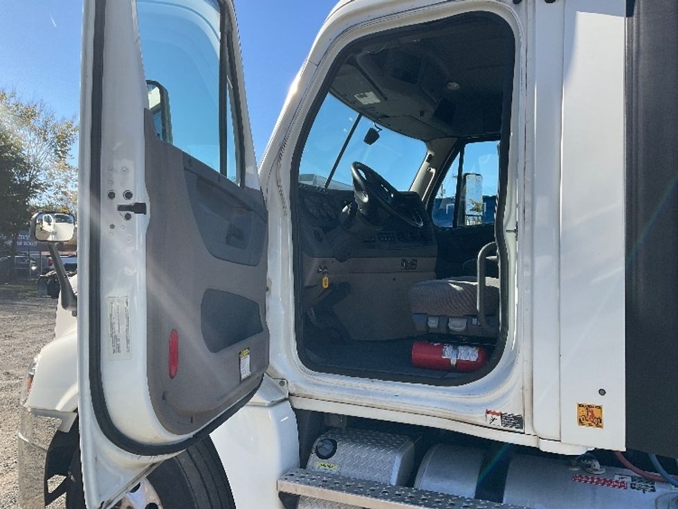 Day Cab Tractor-Heavy Duty Tractors-Freightliner-2019-Cascadia 12542ST-Indian Trail-NC-535,025\n\t\tmiles-$ 34,250 - Image 9