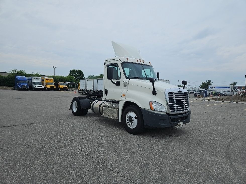 Day Cab Tractor-Heavy Duty Tractors-Freightliner-2019-Cascadia 12542ST-Indianapolis-IN-133,888\n\t\tmiles-$ 33,750 - Image 1