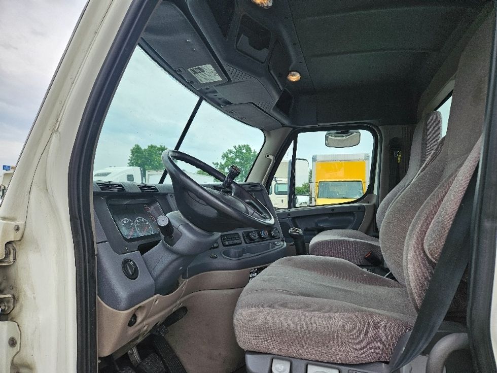 Day Cab Tractor-Heavy Duty Tractors-Freightliner-2019-Cascadia 12542ST-Indianapolis-IN-133,888\n\t\tmiles-$ 33,750 - Image 10