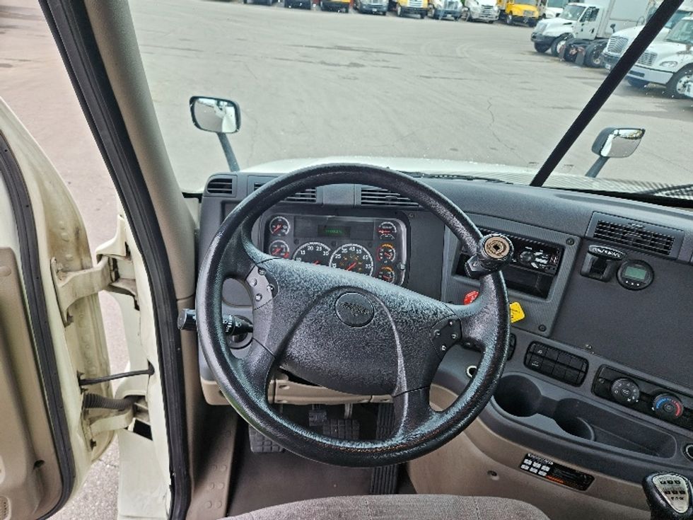 Day Cab Tractor-Heavy Duty Tractors-Freightliner-2019-Cascadia 12542ST-Indianapolis-IN-133,888\n\t\tmiles-$ 33,750 - Image 11