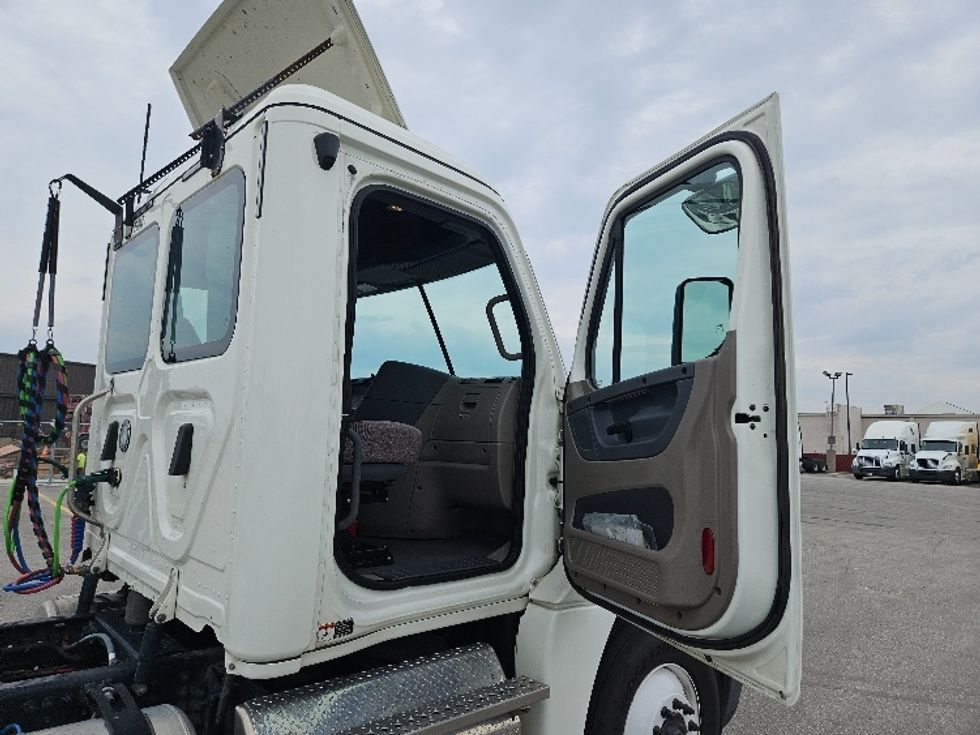 Day Cab Tractor-Heavy Duty Tractors-Freightliner-2019-Cascadia 12542ST-Indianapolis-IN-133,888\n\t\tmiles-$ 33,750 - Image 12