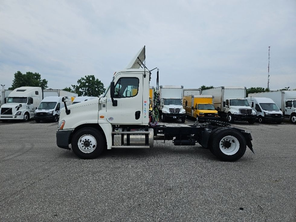 Day Cab Tractor-Heavy Duty Tractors-Freightliner-2019-Cascadia 12542ST-Indianapolis-IN-133,888\n\t\tmiles-$ 33,750 - Image 4