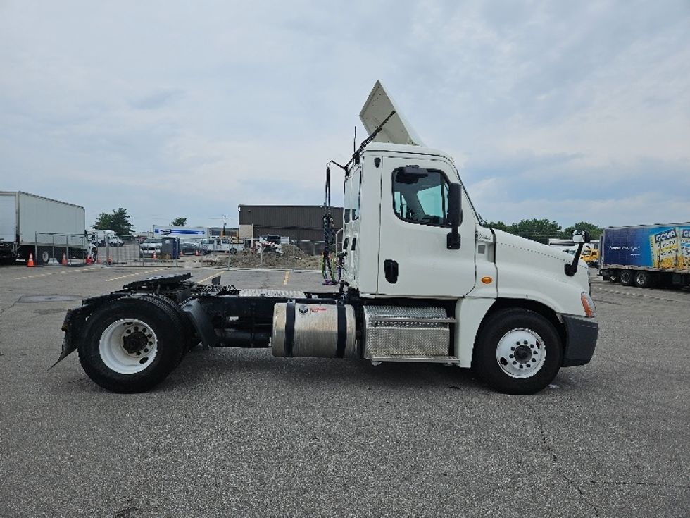 Day Cab Tractor-Heavy Duty Tractors-Freightliner-2019-Cascadia 12542ST-Indianapolis-IN-133,888\n\t\tmiles-$ 33,750 - Image 8
