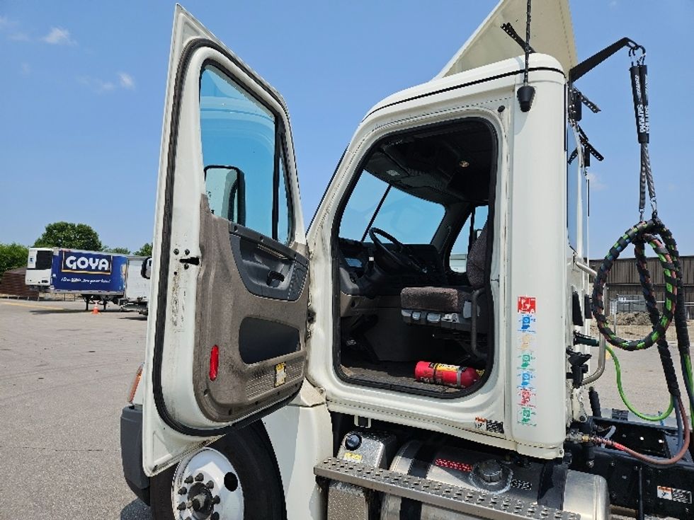 Day Cab Tractor-Heavy Duty Tractors-Freightliner-2019-Cascadia 12542ST-Indianapolis-IN-212,000\n\t\tmiles-$ 33,750 - Image 9