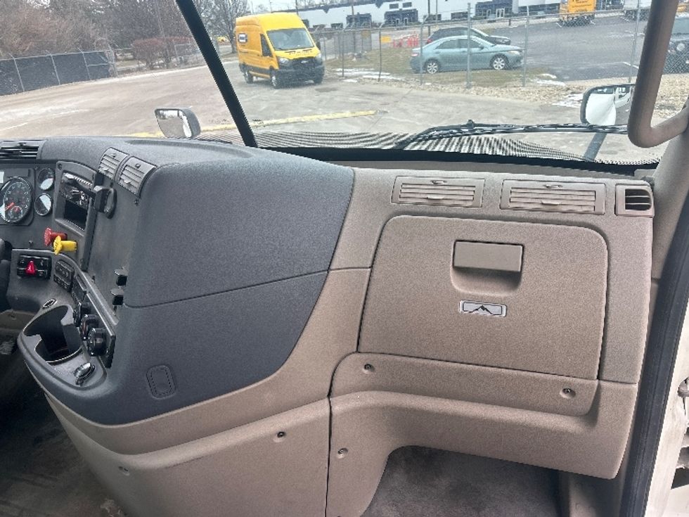 Day Cab Tractor-Heavy Duty Tractors-Freightliner-2019-Cascadia 12542ST-Indianapolis-IN-373,109\n\t\tmiles-$ 28,250 - Image 13