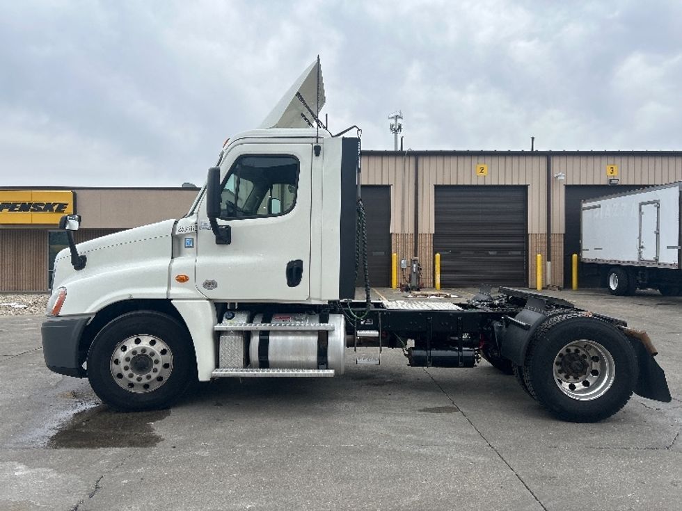 Day Cab Tractor-Heavy Duty Tractors-Freightliner-2019-Cascadia 12542ST-Indianapolis-IN-373,109\n\t\tmiles-$ 28,250 - Image 4