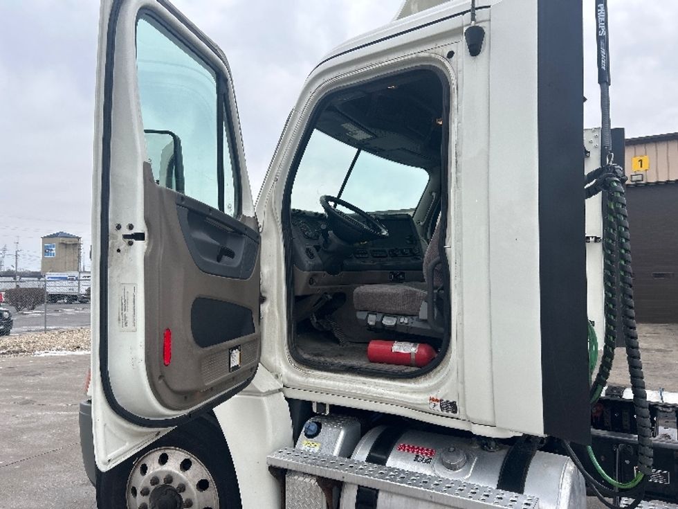 Day Cab Tractor-Heavy Duty Tractors-Freightliner-2019-Cascadia 12542ST-Indianapolis-IN-373,109\n\t\tmiles-$ 28,250 - Image 9