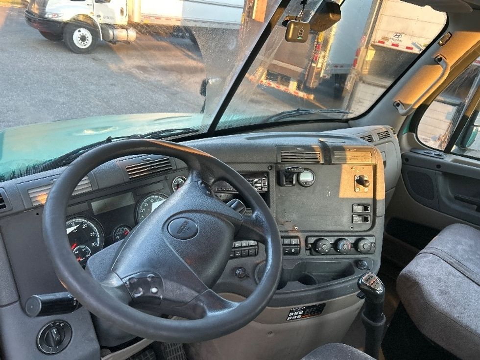 Day Cab Tractor-Heavy Duty Tractors-Freightliner-2019-Cascadia 12542ST-Jacksonville-FL-319,700\n\t\tmiles-$ 27,500 - Image 10