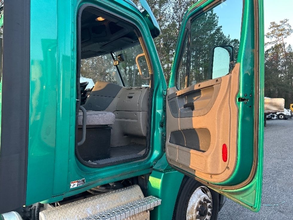 Day Cab Tractor-Heavy Duty Tractors-Freightliner-2019-Cascadia 12542ST-Jacksonville-FL-319,700\n\t\tmiles-$ 27,500 - Image 12