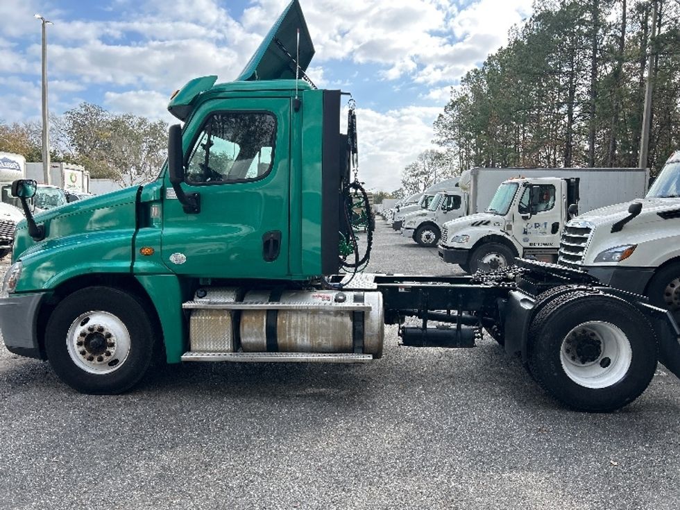 Day Cab Tractor-Heavy Duty Tractors-Freightliner-2019-Cascadia 12542ST-Jacksonville-FL-319,700\n\t\tmiles-$ 27,500 - Image 4