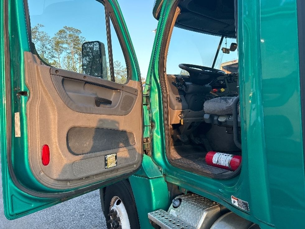 Day Cab Tractor-Heavy Duty Tractors-Freightliner-2019-Cascadia 12542ST-Jacksonville-FL-319,700\n\t\tmiles-$ 27,500 - Image 9