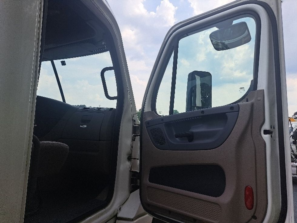 Day Cab Tractor-Heavy Duty Tractors-Freightliner-2019-Cascadia 12542ST-Jonesboro-GA-358,244\n\t\tmiles-$ 37,250 - Image 12