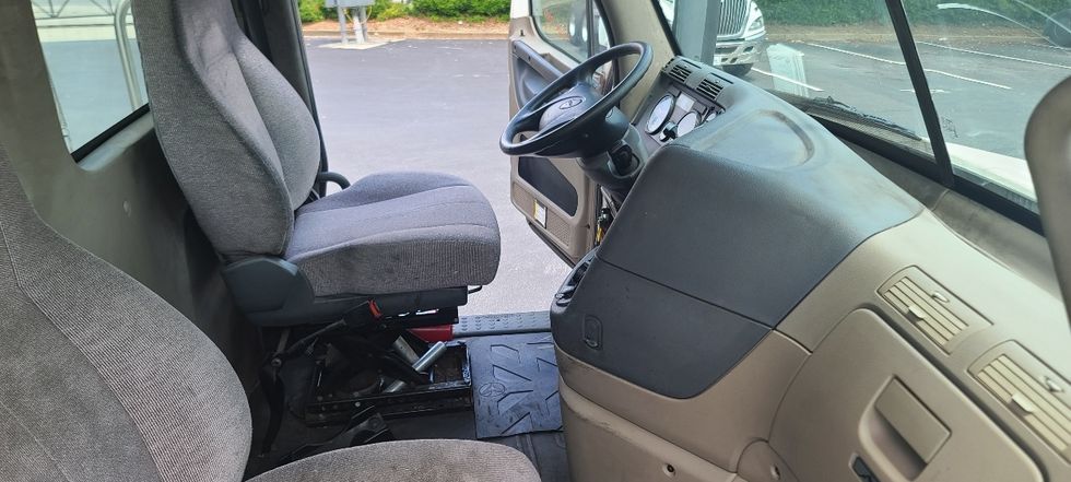 Day Cab Tractor-Heavy Duty Tractors-Freightliner-2019-Cascadia 12542ST-Jonesboro-GA-358,244\n\t\tmiles-$ 37,250 - Image 14