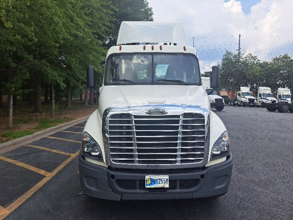 Day Cab Tractor-Heavy Duty Tractors-Freightliner-2019-Cascadia 12542ST-Jonesboro-GA-358,244\n\t\tmiles-$ 37,250 - Image 2