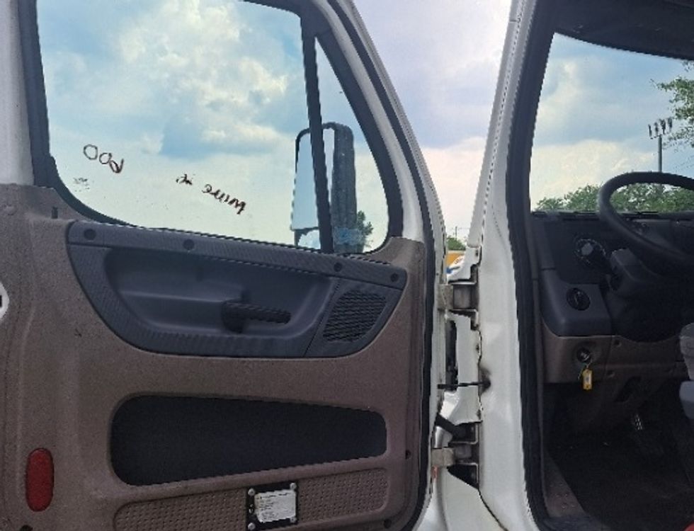 Day Cab Tractor-Heavy Duty Tractors-Freightliner-2019-Cascadia 12542ST-Jonesboro-GA-358,244\n\t\tmiles-$ 37,250 - Image 9