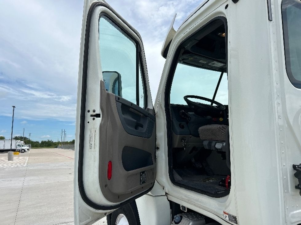 Day Cab Tractor-Heavy Duty Tractors-Freightliner-2019-Cascadia 12542ST-Katy-TX-422,815\n\t\tmiles-$ 33,500 - Image 9