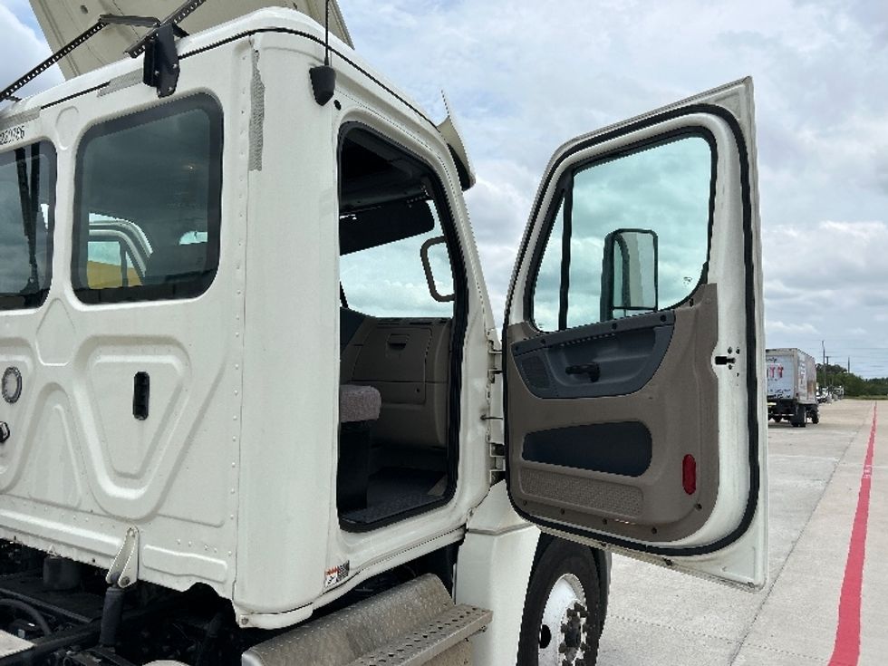 Day Cab Tractor-Heavy Duty Tractors-Freightliner-2019-Cascadia 12542ST-Katy-TX-446,929\n\t\tmiles-$ 32,250 - Image 12