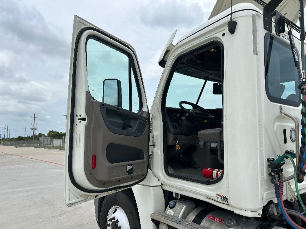 Day Cab Tractor-Heavy Duty Tractors-Freightliner-2019-Cascadia 12542ST-Katy-TX-446,929\n\t\tmiles-$ 32,250 - Image 9