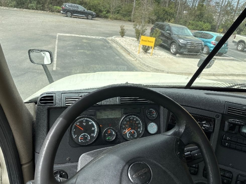 Day Cab Tractor-Heavy Duty Tractors-Freightliner-2019-Cascadia 12542ST-Ladson-SC-232,987\n\t\tmiles-$ 36,500 - Image 11
