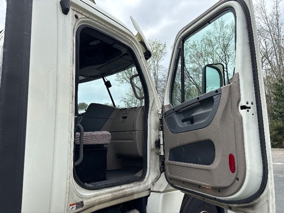 Day Cab Tractor-Heavy Duty Tractors-Freightliner-2019-Cascadia 12542ST-Ladson-SC-232,987\n\t\tmiles-$ 36,500 - Image 12