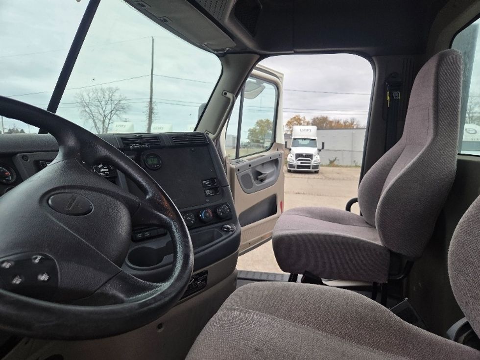 Day Cab Tractor-Heavy Duty Tractors-Freightliner-2019-Cascadia 12542ST-Lansing-MI-390,601\n\t\tmiles-$ 29,000 - Image 10