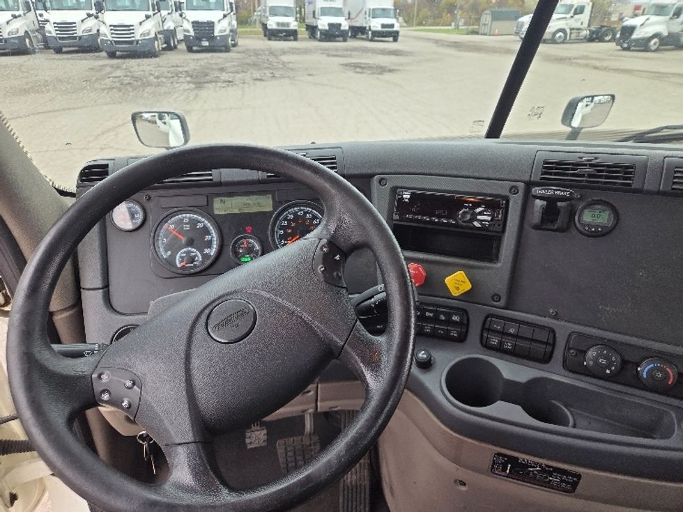 Day Cab Tractor-Heavy Duty Tractors-Freightliner-2019-Cascadia 12542ST-Lansing-MI-390,601\n\t\tmiles-$ 29,000 - Image 11