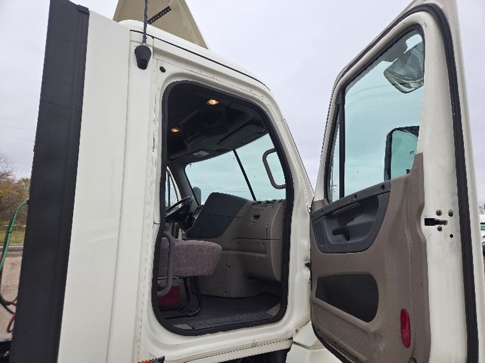 Day Cab Tractor-Heavy Duty Tractors-Freightliner-2019-Cascadia 12542ST-Lansing-MI-390,601\n\t\tmiles-$ 29,000 - Image 12