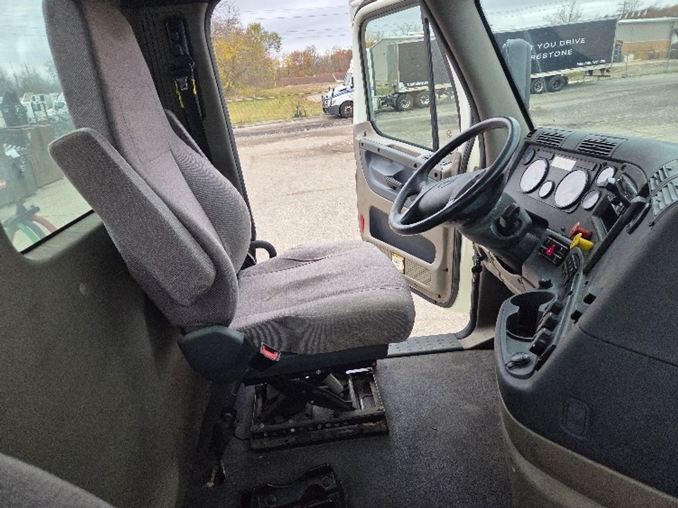 Day Cab Tractor-Heavy Duty Tractors-Freightliner-2019-Cascadia 12542ST-Lansing-MI-390,601\n\t\tmiles-$ 29,000 - Image 14