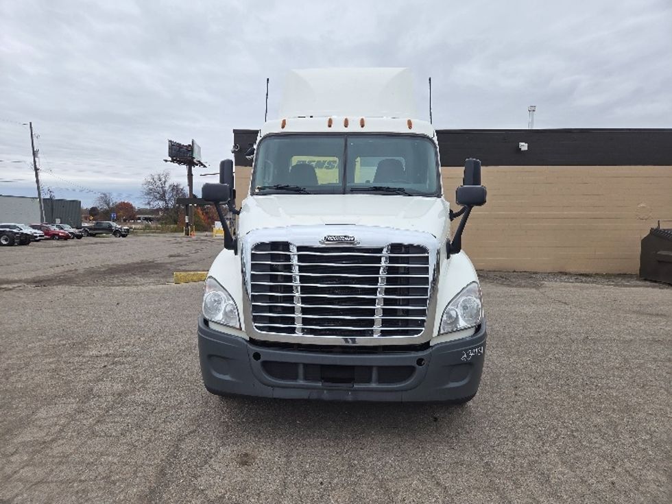 Day Cab Tractor-Heavy Duty Tractors-Freightliner-2019-Cascadia 12542ST-Lansing-MI-390,601\n\t\tmiles-$ 29,000 - Image 2