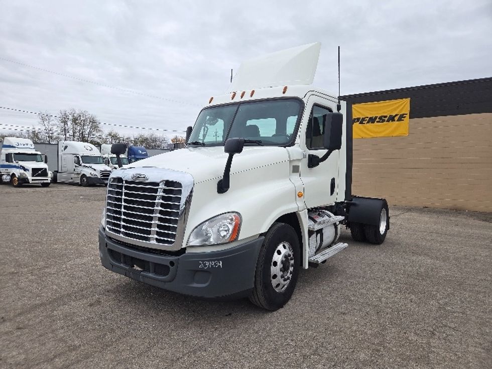 Day Cab Tractor-Heavy Duty Tractors-Freightliner-2019-Cascadia 12542ST-Lansing-MI-390,601\n\t\tmiles-$ 29,000 - Image 3