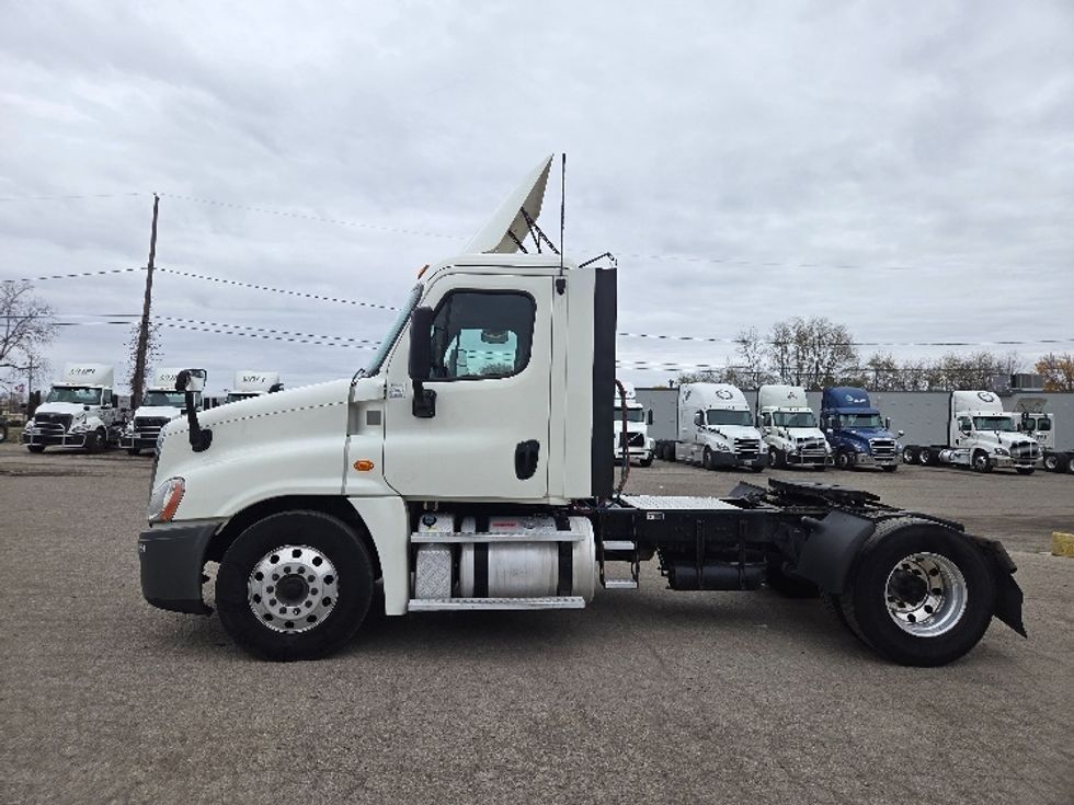 Day Cab Tractor-Heavy Duty Tractors-Freightliner-2019-Cascadia 12542ST-Lansing-MI-390,601\n\t\tmiles-$ 29,000 - Image 4