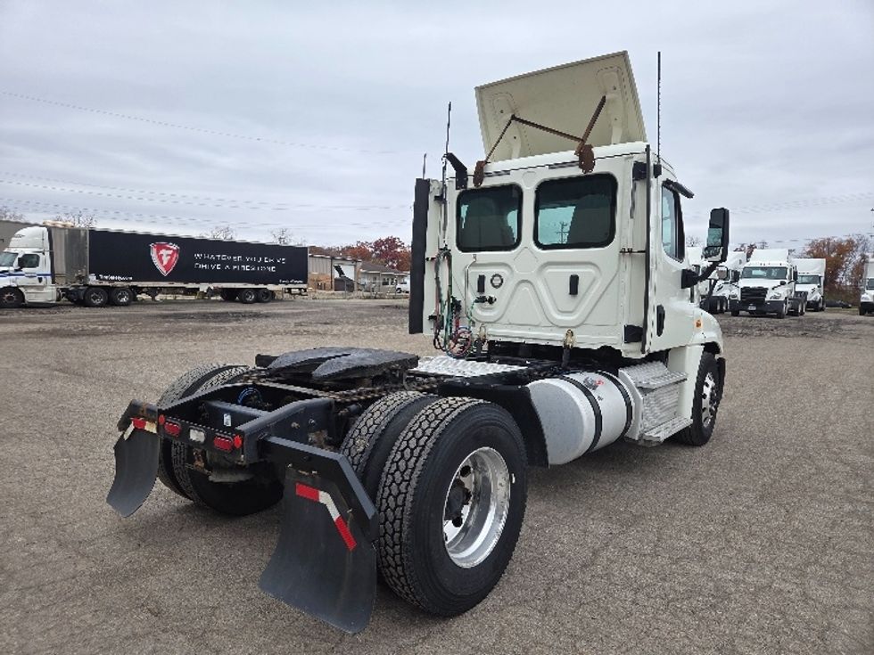 Day Cab Tractor-Heavy Duty Tractors-Freightliner-2019-Cascadia 12542ST-Lansing-MI-390,601\n\t\tmiles-$ 29,000 - Image 7