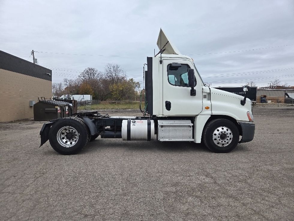 Day Cab Tractor-Heavy Duty Tractors-Freightliner-2019-Cascadia 12542ST-Lansing-MI-390,601\n\t\tmiles-$ 29,000 - Image 8