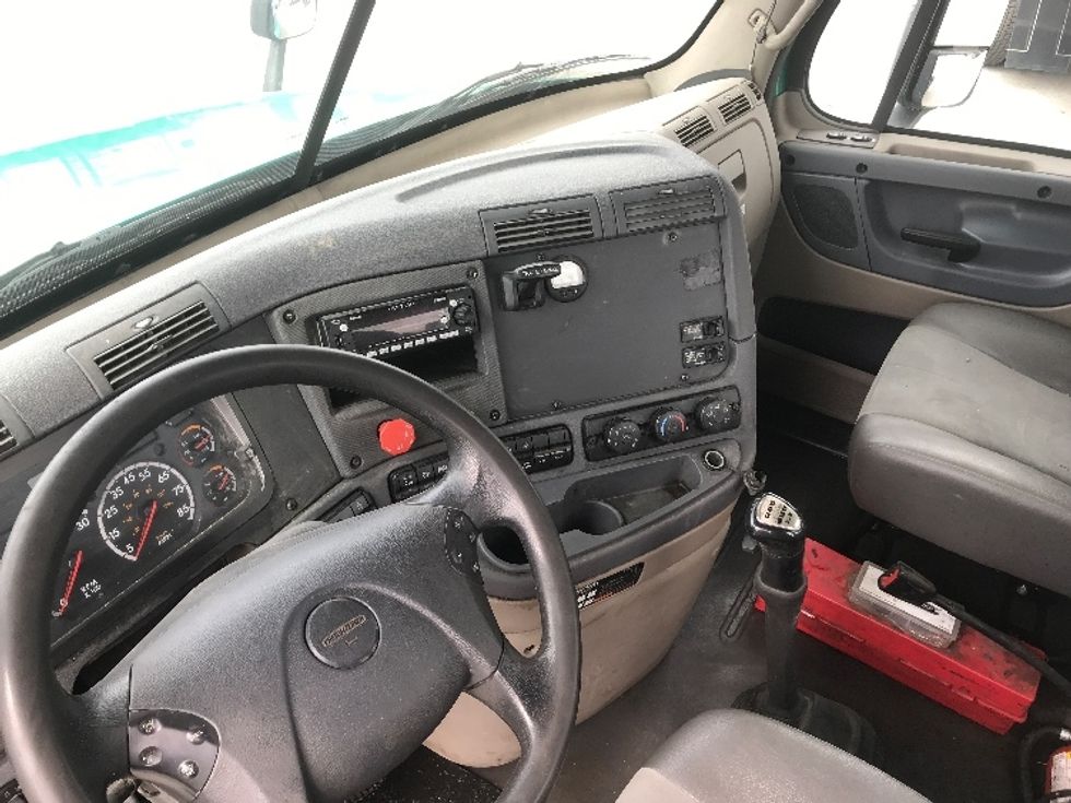 Day Cab Tractor-Heavy Duty Tractors-Freightliner-2019-Cascadia 12542ST-Louisville-KY-348,763\n\t\tmiles-$ 27,750 - Image 10