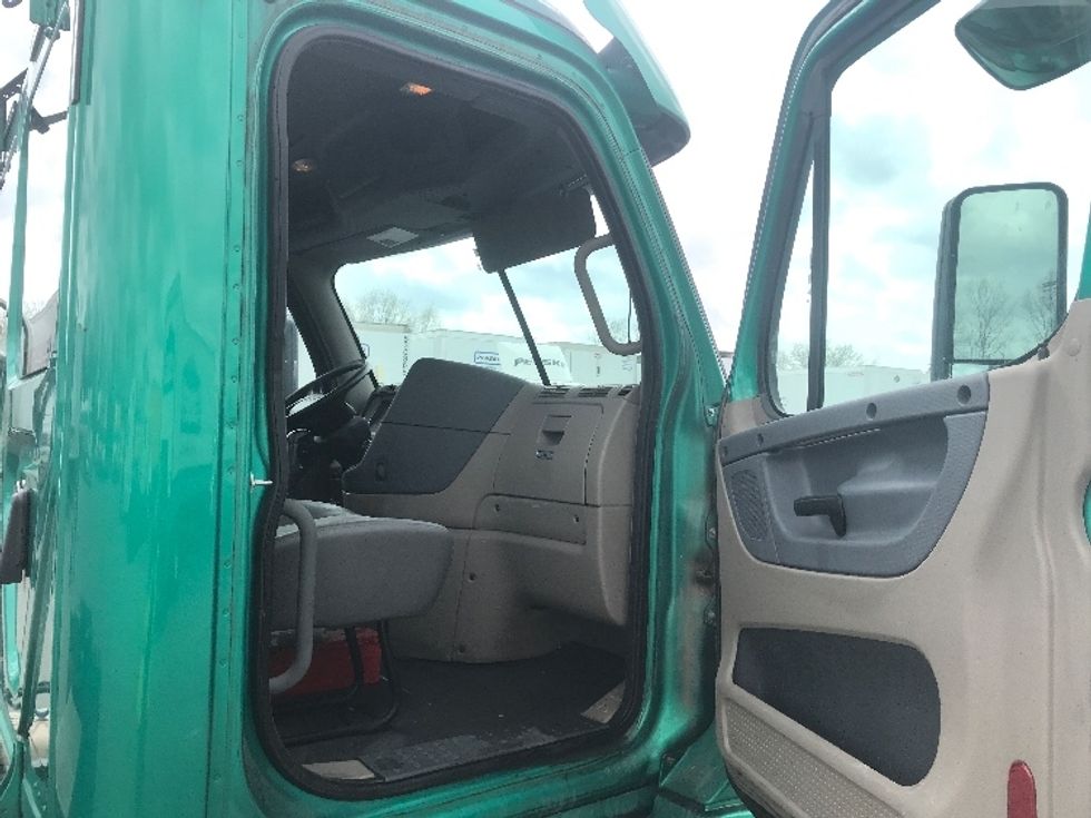 Day Cab Tractor-Heavy Duty Tractors-Freightliner-2019-Cascadia 12542ST-Louisville-KY-348,763\n\t\tmiles-$ 27,750 - Image 12