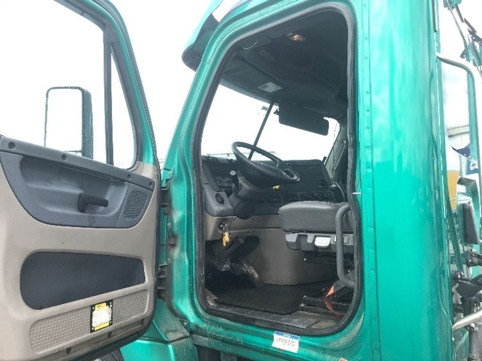 Day Cab Tractor-Heavy Duty Tractors-Freightliner-2019-Cascadia 12542ST-Louisville-KY-348,763\n\t\tmiles-$ 27,750 - Image 9