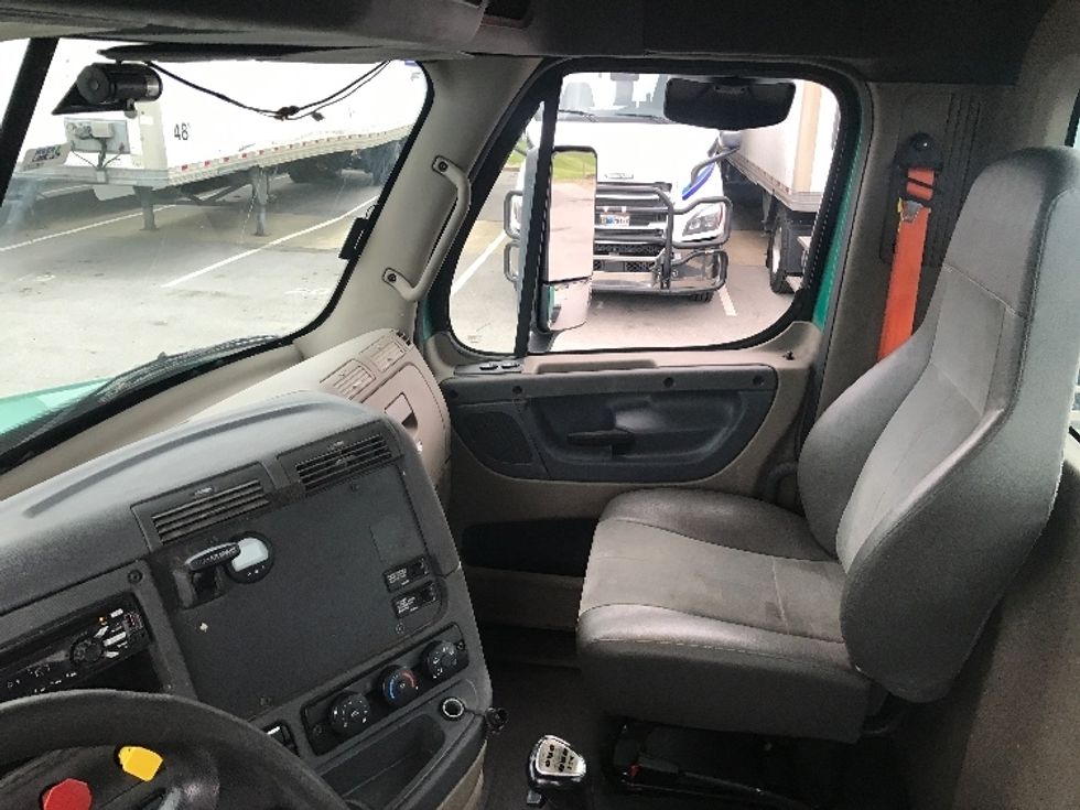 Day Cab Tractor-Heavy Duty Tractors-Freightliner-2019-Cascadia 12542ST-Louisville-KY-517,297\n\t\tmiles-$ 21,500 - Image 10