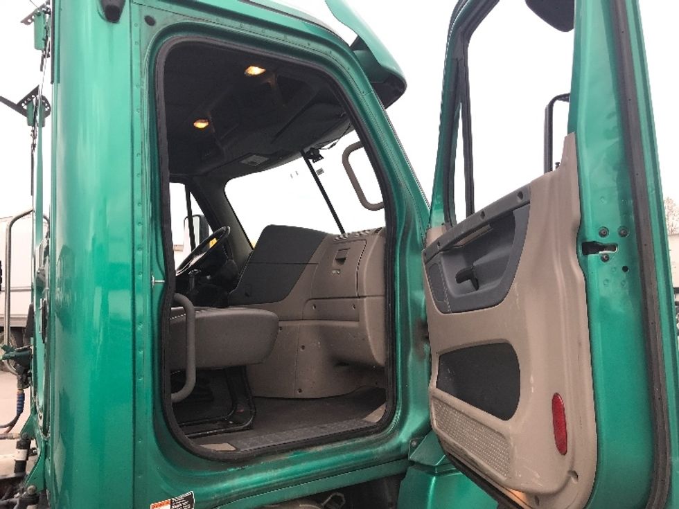 Day Cab Tractor-Heavy Duty Tractors-Freightliner-2019-Cascadia 12542ST-Louisville-KY-517,297\n\t\tmiles-$ 21,500 - Image 12