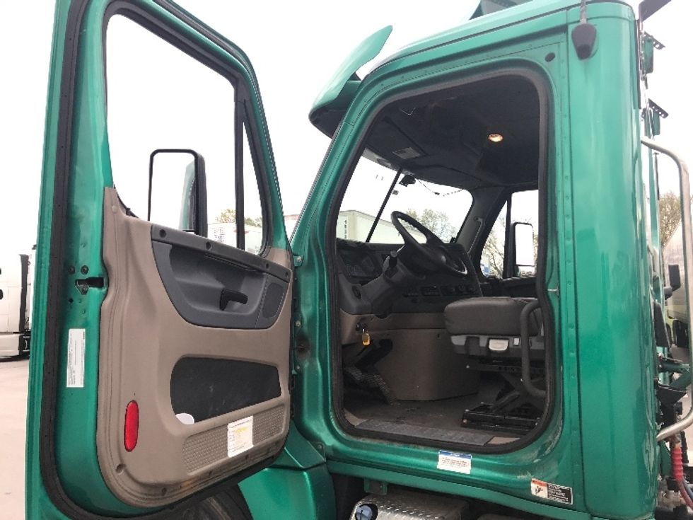 Day Cab Tractor-Heavy Duty Tractors-Freightliner-2019-Cascadia 12542ST-Louisville-KY-517,297\n\t\tmiles-$ 21,500 - Image 9