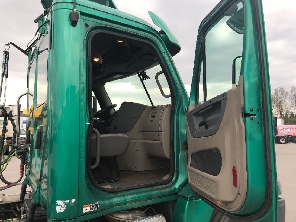 Day Cab Tractor-Heavy Duty Tractors-Freightliner-2019-Cascadia 12542ST-Louisville-KY-579,145\n\t\tmiles-$ 21,500 - Image 12