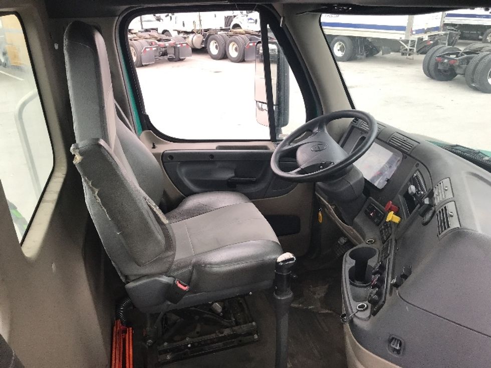 Day Cab Tractor-Heavy Duty Tractors-Freightliner-2019-Cascadia 12542ST-Louisville-KY-579,145\n\t\tmiles-$ 21,500 - Image 14