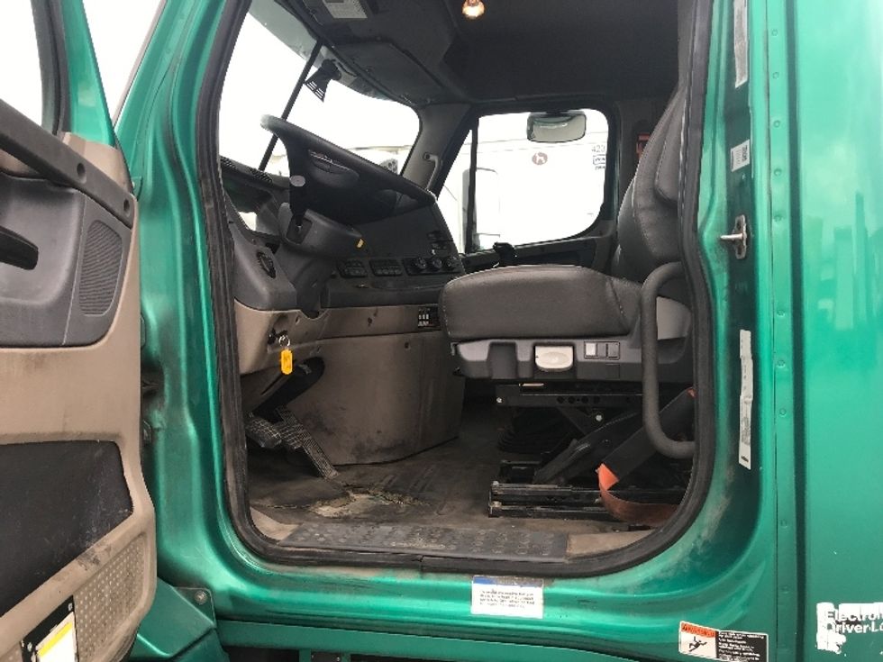 Day Cab Tractor-Heavy Duty Tractors-Freightliner-2019-Cascadia 12542ST-Louisville-KY-579,145\n\t\tmiles-$ 21,500 - Image 17