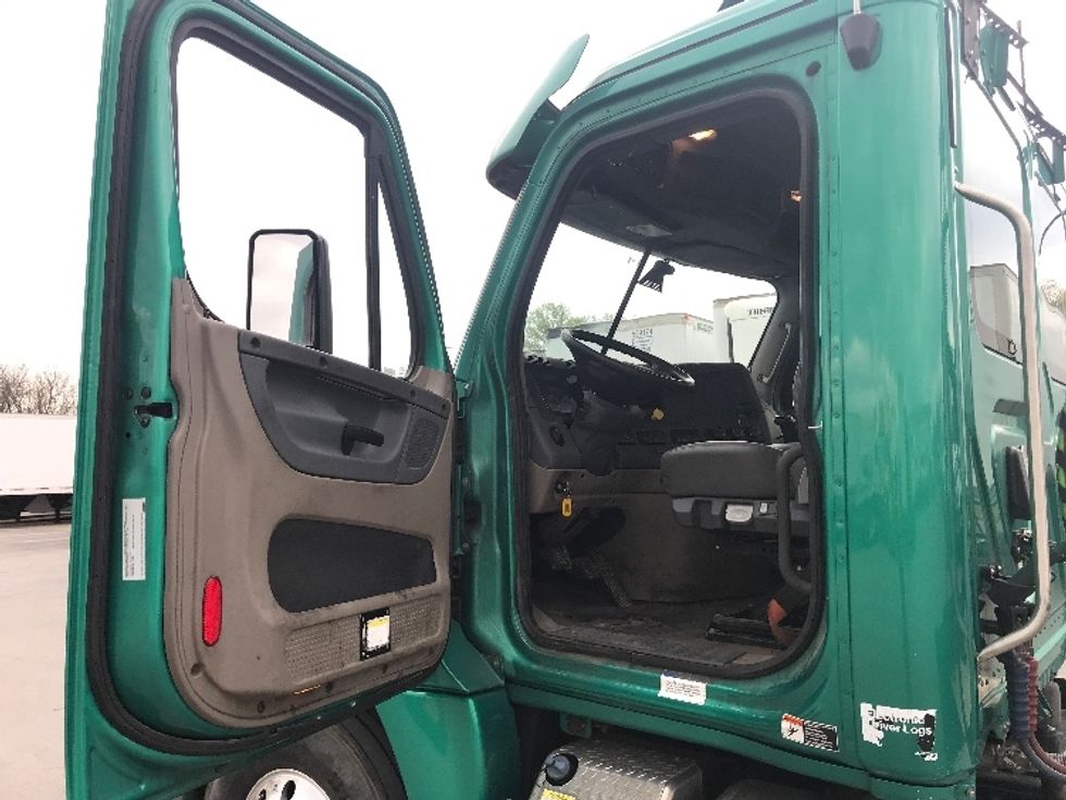 Day Cab Tractor-Heavy Duty Tractors-Freightliner-2019-Cascadia 12542ST-Louisville-KY-579,145\n\t\tmiles-$ 21,500 - Image 9