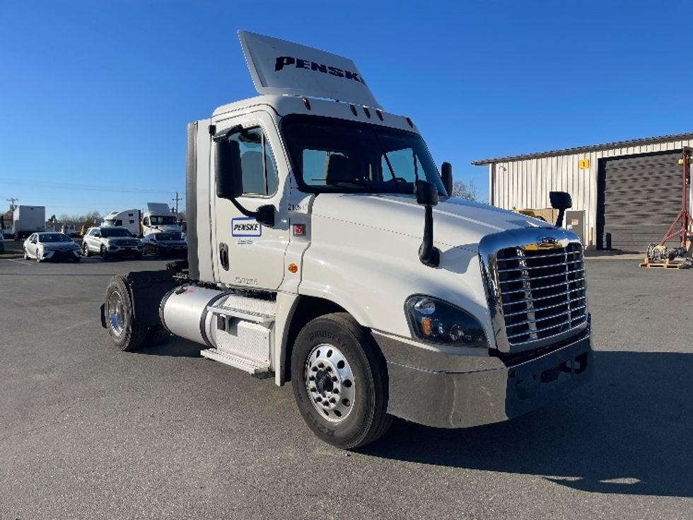 Day Cab Tractor-Heavy Duty Tractors-Freightliner-2019-Cascadia 12542ST-Mebane-NC-555,968\n\t\tmiles-$ 32,750 - Image 1