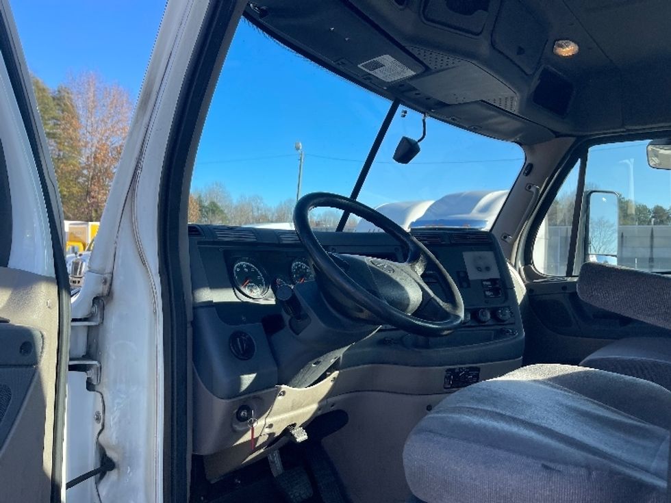 Day Cab Tractor-Heavy Duty Tractors-Freightliner-2019-Cascadia 12542ST-Mebane-NC-555,968\n\t\tmiles-$ 32,750 - Image 10