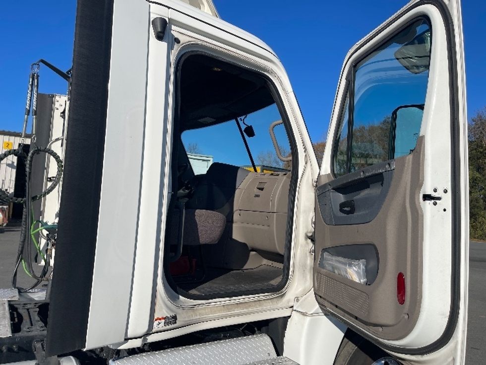 Day Cab Tractor-Heavy Duty Tractors-Freightliner-2019-Cascadia 12542ST-Mebane-NC-555,968\n\t\tmiles-$ 32,750 - Image 12