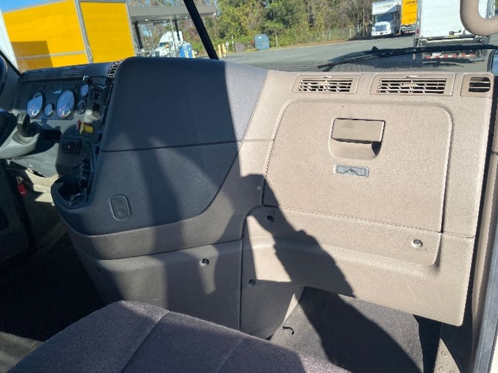 Day Cab Tractor-Heavy Duty Tractors-Freightliner-2019-Cascadia 12542ST-Mebane-NC-555,968\n\t\tmiles-$ 32,750 - Image 13