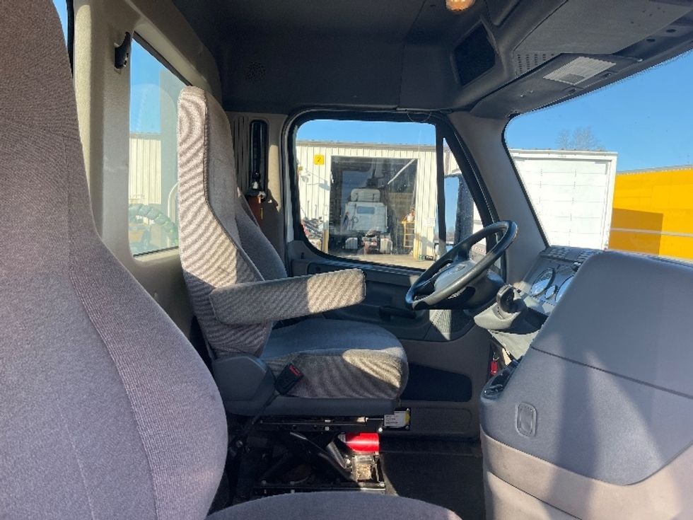 Day Cab Tractor-Heavy Duty Tractors-Freightliner-2019-Cascadia 12542ST-Mebane-NC-555,968\n\t\tmiles-$ 32,750 - Image 14